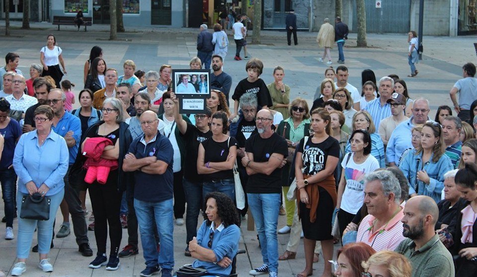 Concentracion en Carballo contra o asasinato machista de Valga