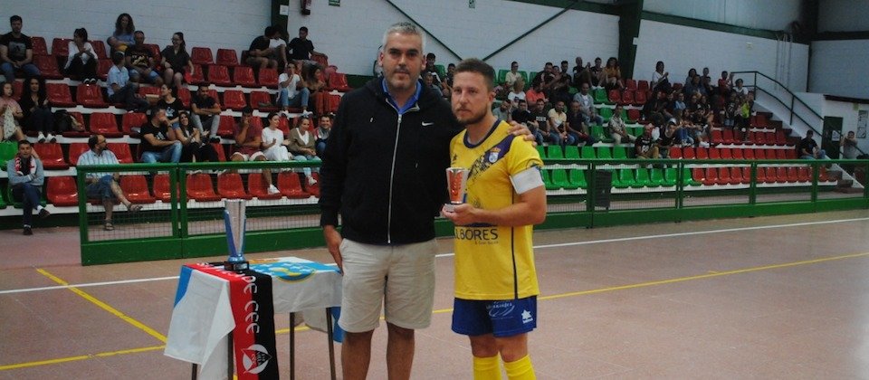 Brais Estalote recibindo o Trofeo da Xunqueira a mans de Jaime Casais do Centro Comercial Finisterrae