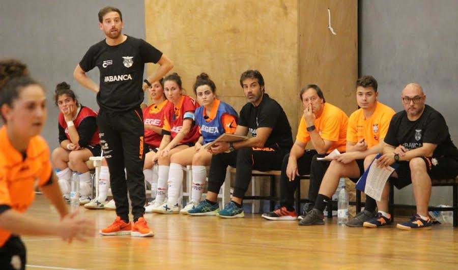 A camella Ines Suarez co Viaxes Amarelle de peto azul