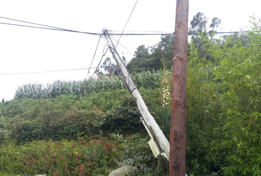 poste de telefono caido en Touzas-Dumbria