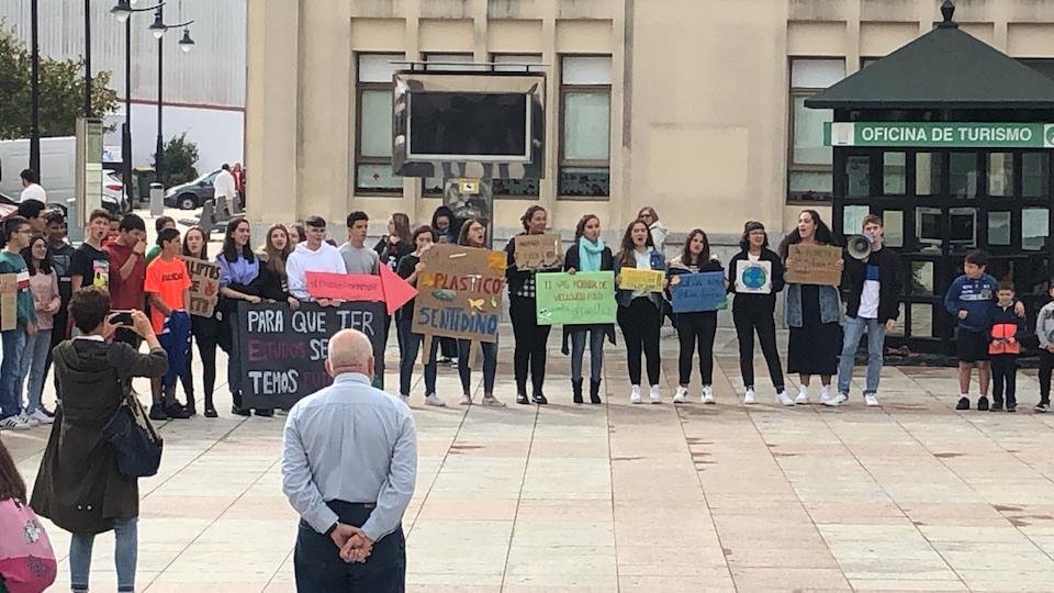 Concentracion da comunidade escolar de Cee na Mundial polo Clima 2