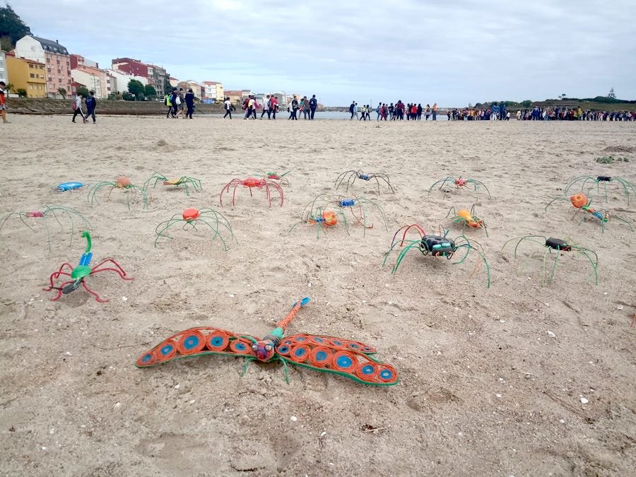 As criaturas de Mar de Fabula acompanaron aos escolares de Camarinas na sua accion reivindicativa