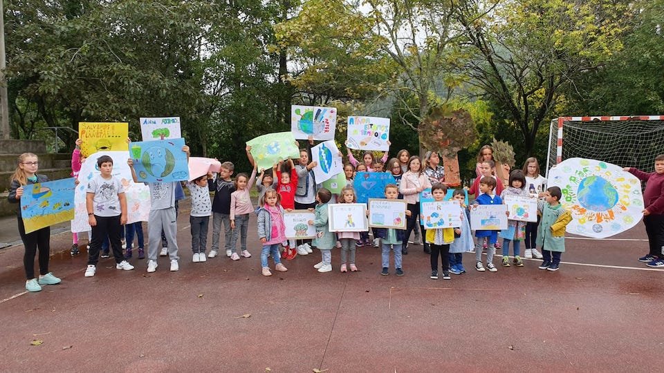 Manifestacion no CEIP de Louro na Semana polo Clima
