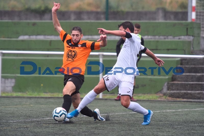 Kevin e Pladur loitando por un balón no Soneira-Volantes