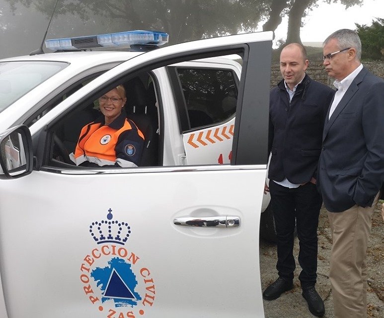 Elena Ramos, de Proteccion Civil de Zas, recollendo o Nissan Elena Ramos, de Proteccion Civil de Zas, recollendo o Nissan