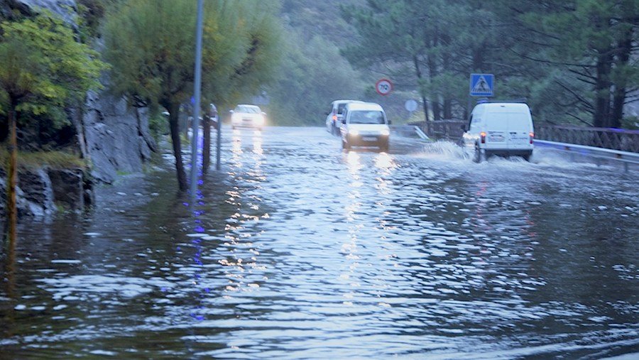 Inundada a estrada a Muros