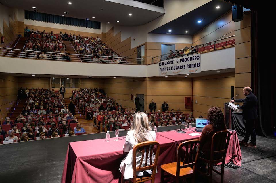 500 mulleres en Vimianzo polo Dia da Muller rural