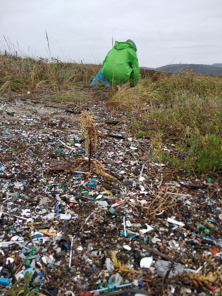 Chan de plasticos na praia de Baldaio con Senda Nova