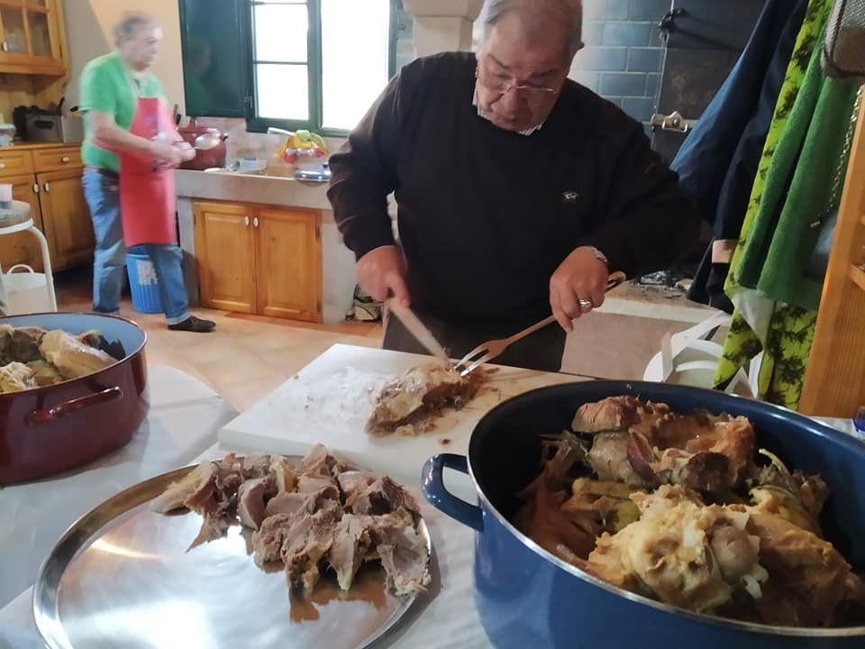 Luis Perez facendo o cocido da Coral Xan Mella