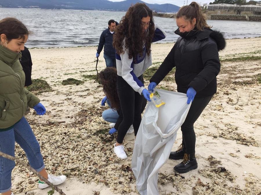 Alumnado do IES As Insuas limpando a praia de Esteiro