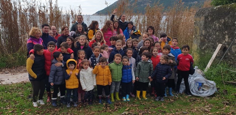 Alumnado do CEIP de Louro trala Limpeza Simultanea de Praias