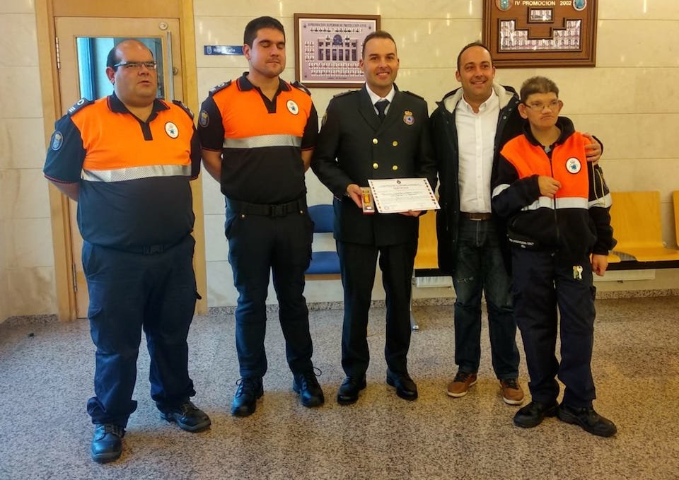 Ivan Muino no centro reconcido por 25 anos en Proteccion Civil de Malpica