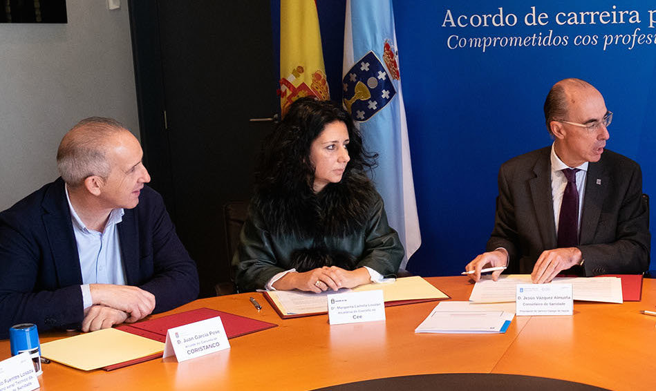 O alcalde de Coristanco, Juan García Pose, e a alcaldesa de Cee, Margarita Lamela, co conselleiro de Sanidade, Jesús Vázquez Almuiña O alcalde de Coristanco, Juan García Pose, e a alcaldesa de Cee, Margarita Lamela, co conselleiro de Sanidade, Jesús Vázquez Almuiña