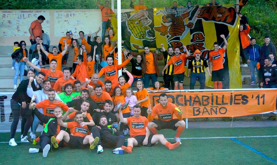 O Volantes cos Rochabilies de Bano celebrando o ascenso do ano pasado