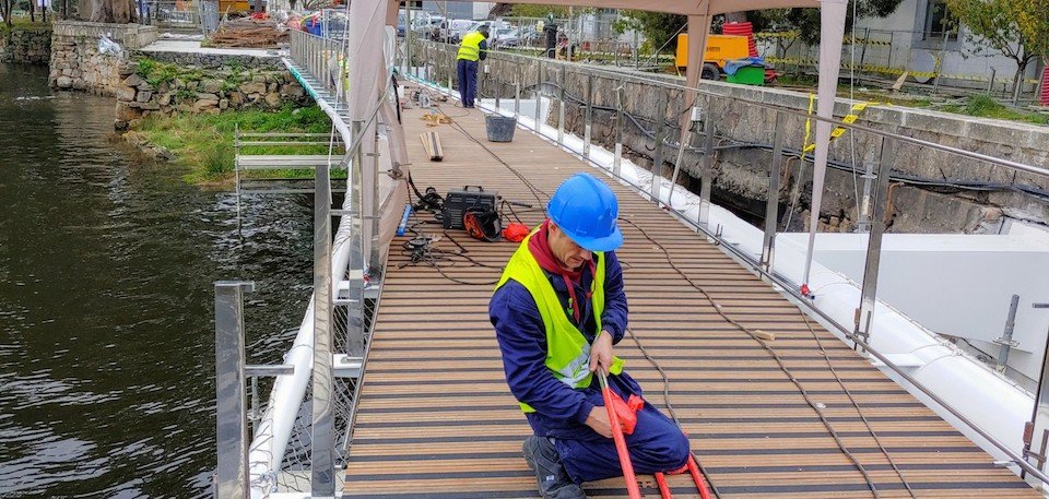 Operarios de Ogando traballando na pasarela do Ezaro