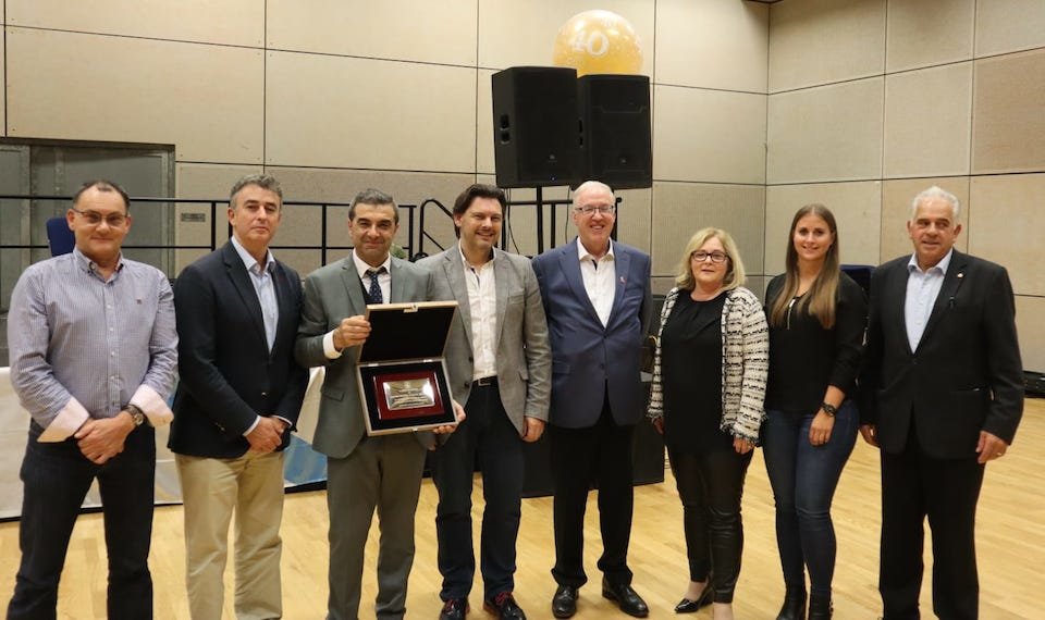 Manuel Figueroa Rodríguez recibiu a placa por coidar do Centro Galego de Liechtenstein durante 40 anos