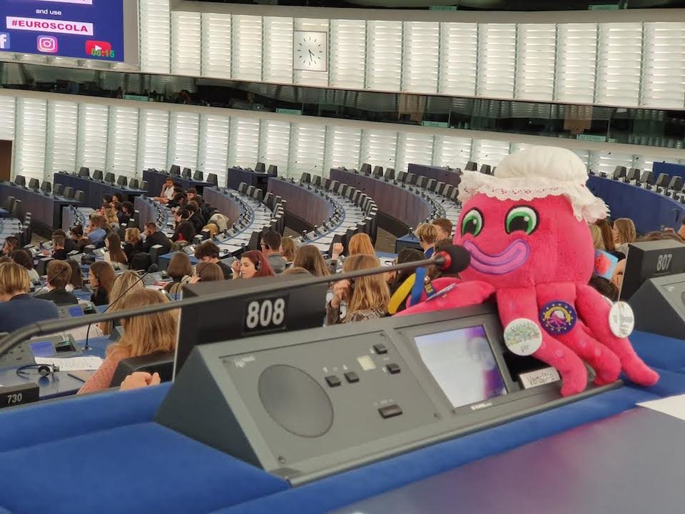 A mascota Camarinas no Parlamento Europeo