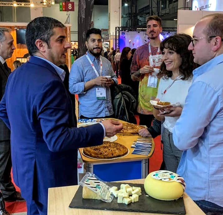 Degustando empanadas de Costumes de Carballo noFOrum Gastronomic