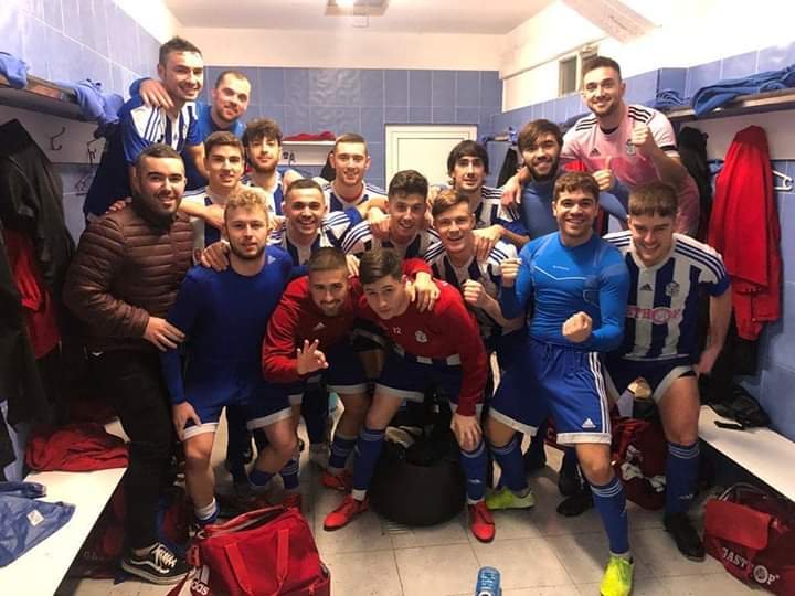 Baio celebrando no vestiario a vitoria ante o Volantes