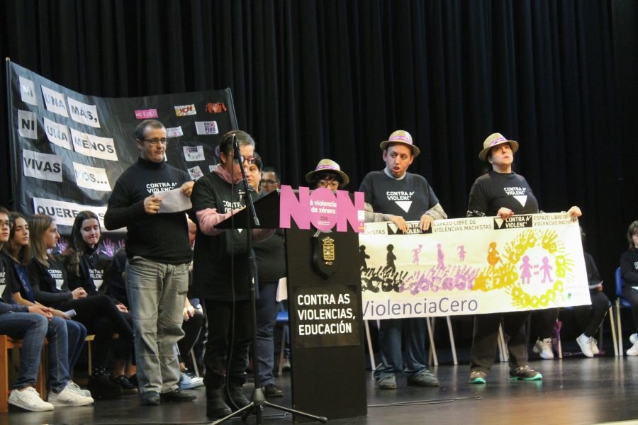 Usuarios de APEM na concentración do 25N