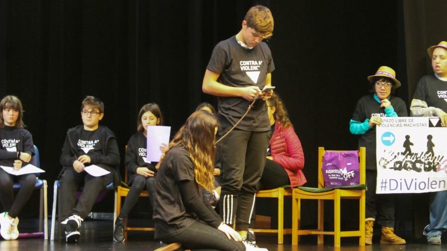 representación dos alumnos do manuela na concentración do 25 n