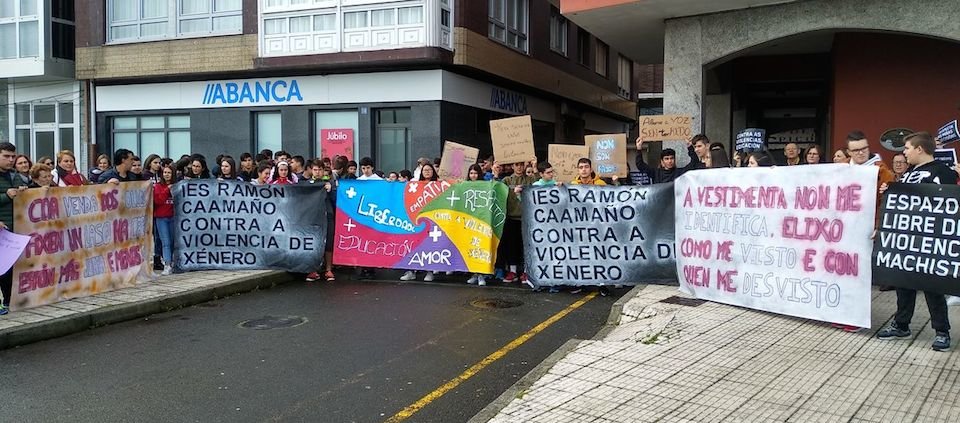 Concentracion polo 25N en Muxia co IES Ramon Caamano