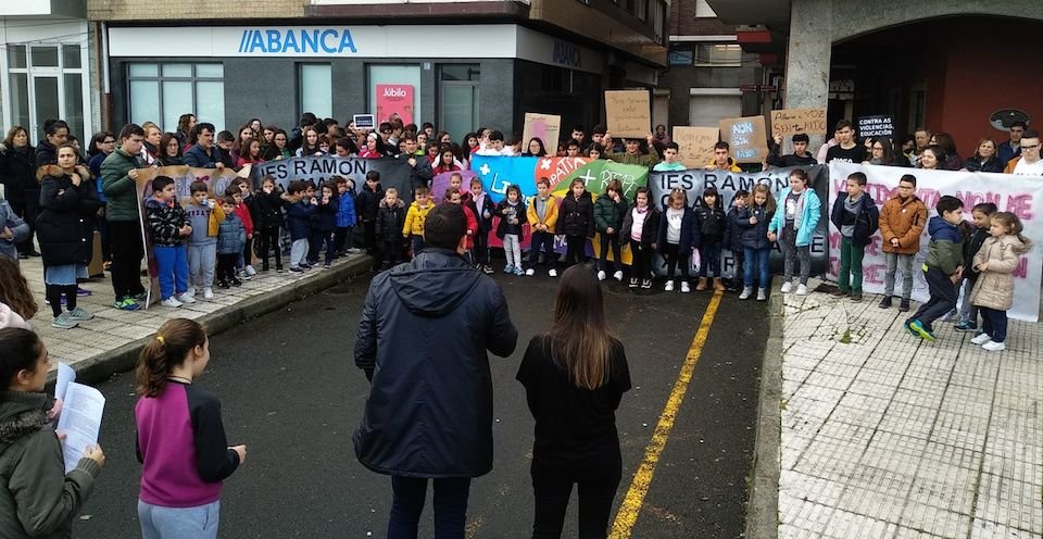 Concentracion polo 25N en Muxia co IES Ramon Caamano 4