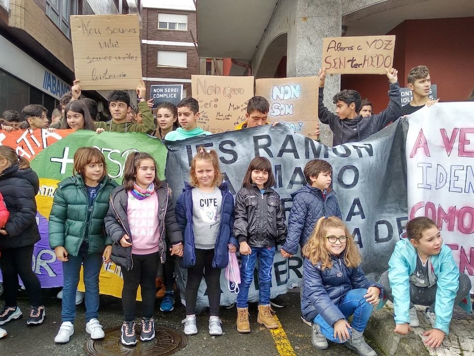 Concentracion polo 25N en Muxia co IES Ramon Caamano e o CEIP