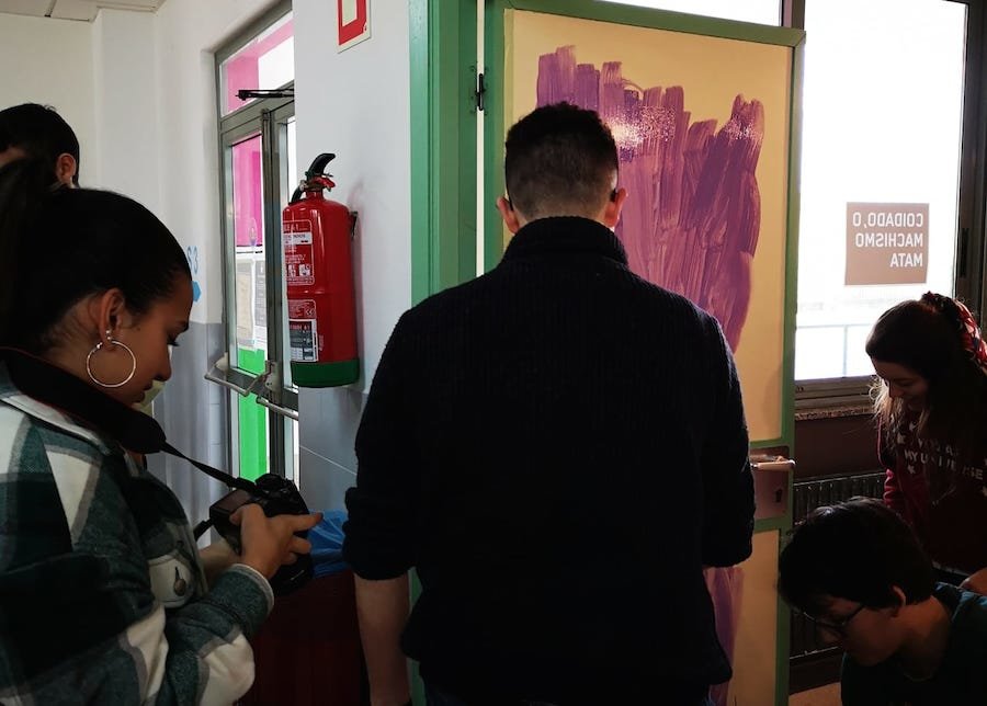 Pintando unha porta violeta no IES de Baio