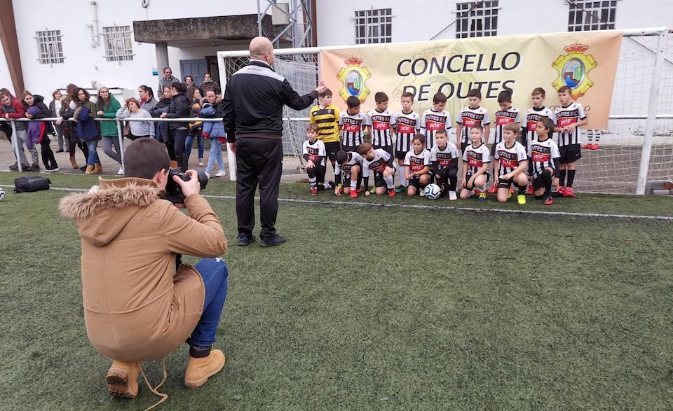 Carlos Fornis coordinando a familia do Outes