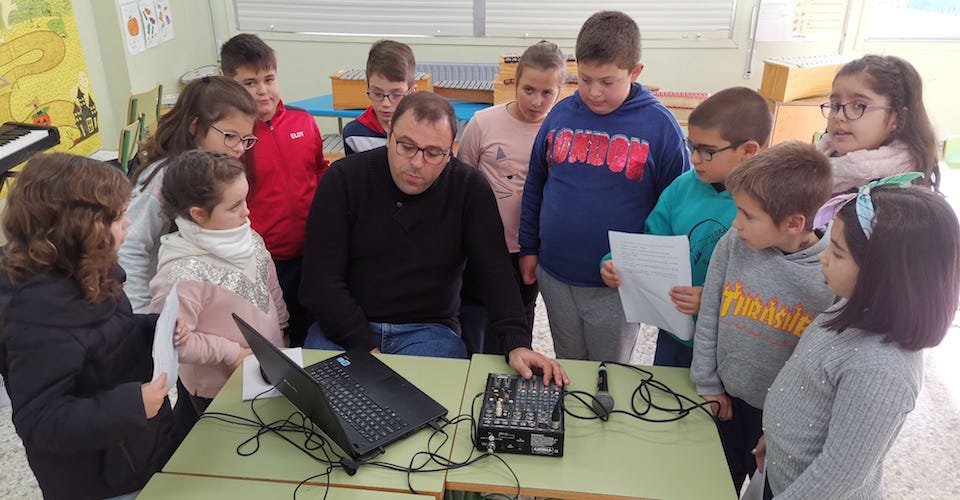 Oscar Rey explicando a radio no Cole de Dumbria 2