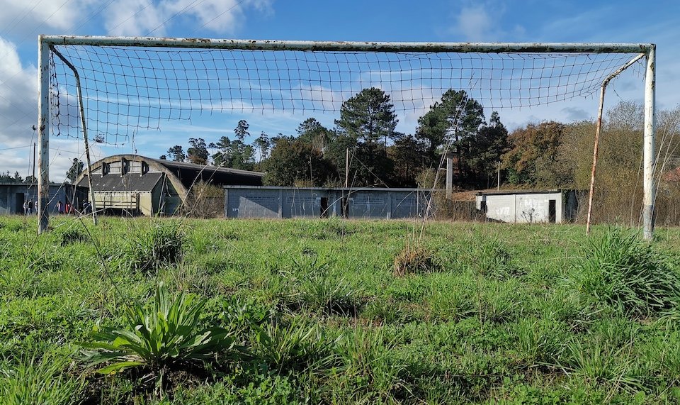 Porteria abandonada do Campo de futbol da Grela-Carballo