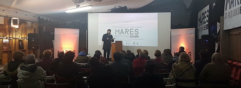 Xose Iglesias no recital poetico da Mostra Mares do Fin do Mundo de Carnota