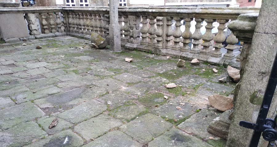 Pedras caidas da Capela do Suceso de Fisterra