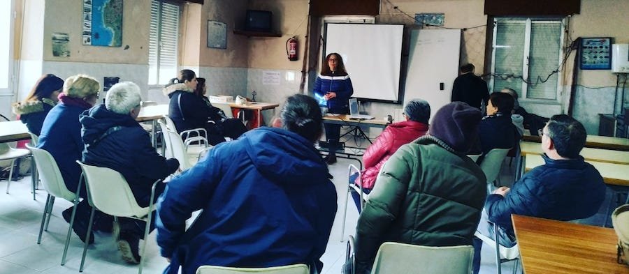 Merche Diaz mayan presentando o proxecto Contos do mar na Confraria do Pindo