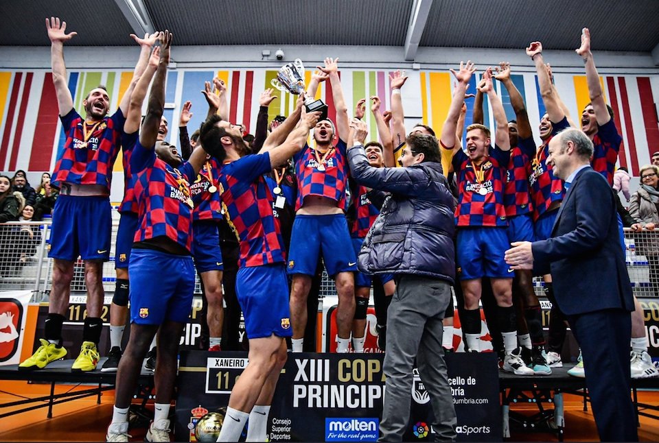 Jose Manuel Pequeno alcalde de Dumbria entregando a Copa Principe ao Barca de Volei