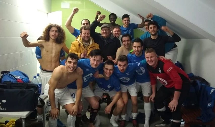 Camarinas celebrando a vitoria en Outes