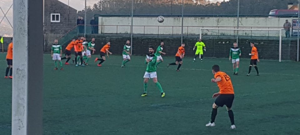 Pesco lanza unha falta no Volantes en MIraflores ante o Esclavitud-Foto-Adri