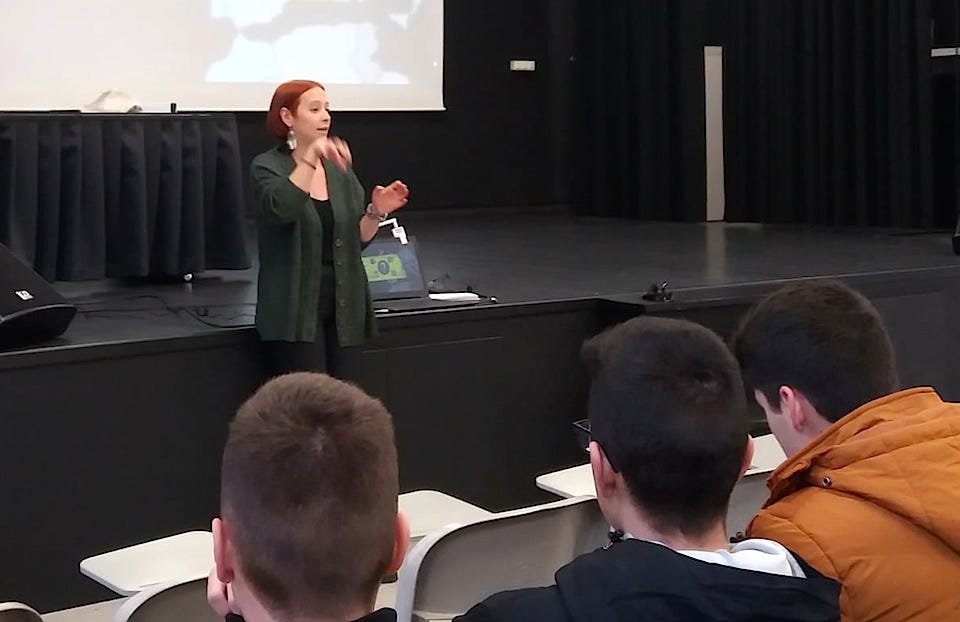 Alba Cambeiro dando unha charla no seu IES Fernando Blanco Alba Cambeiro dando unha charla no seu IES Fernando Blanco