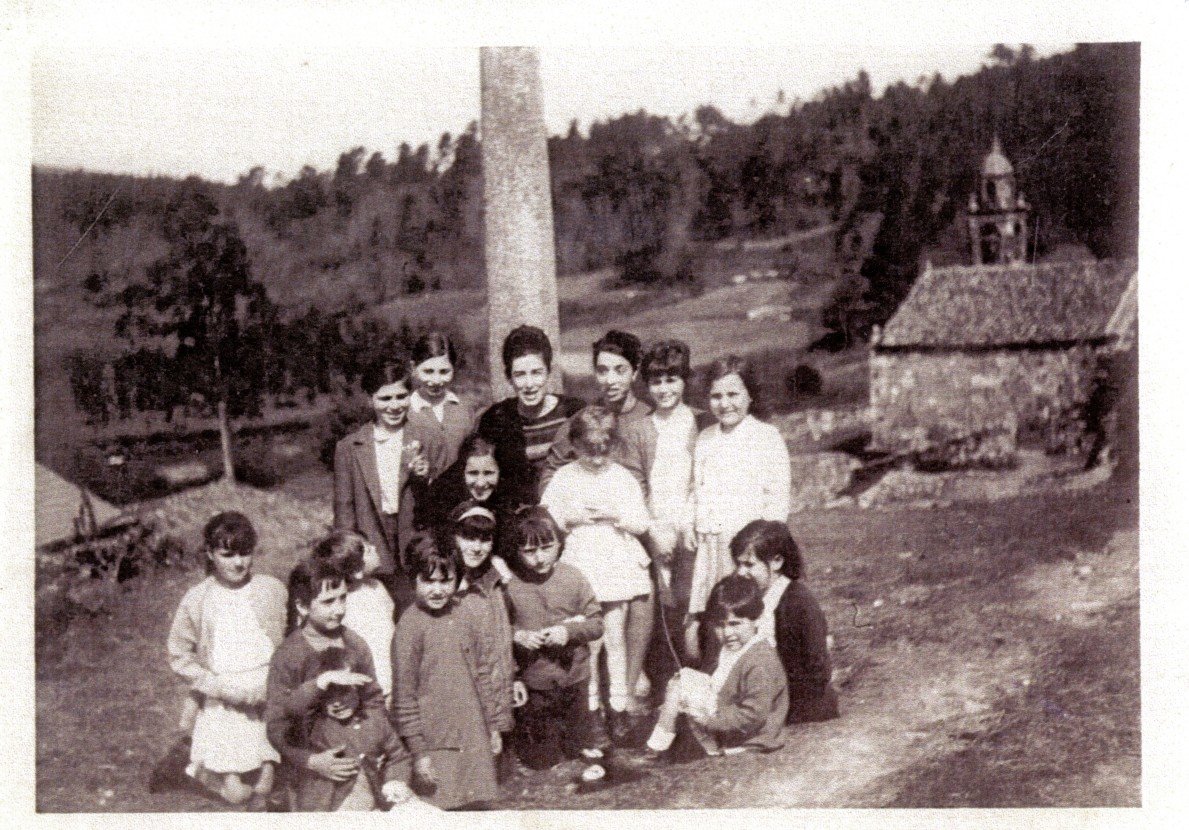 As nenas da Escola de Atán (Mazaricos) de excursión arredor de 1968 As nenas da Escola de Atán (Mazaricos) de excursión arredor de 1968