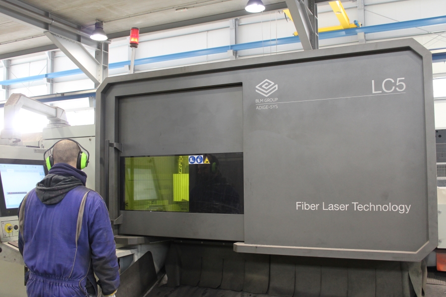 Un traballador con maquinaria de corte por láser de última xeración