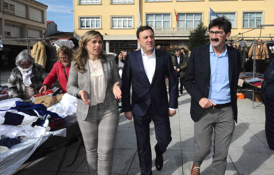 Monica Rodriguez Gonzalez Formoso e Pequeno no mercado de Vimianzo