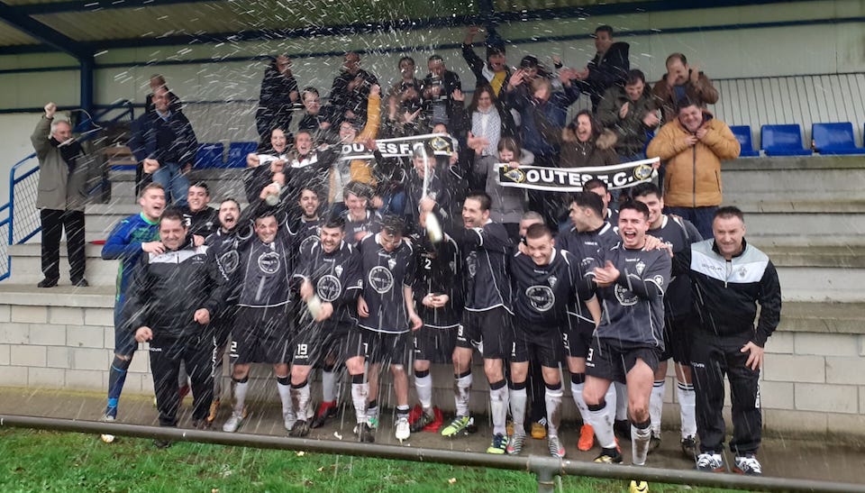 Outes celebrando o ascenso en Nanton