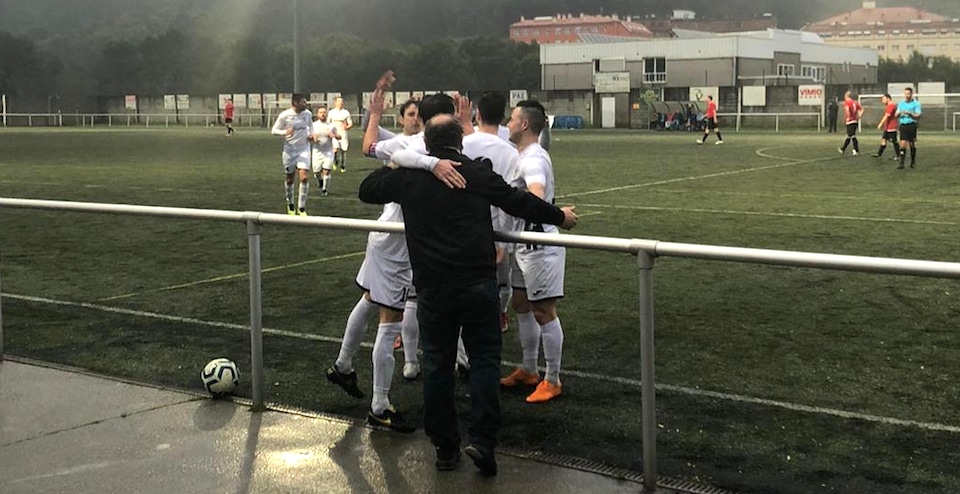 Foto da celebración do cuarto gol co actual presidente mostrando a unión do Soneira