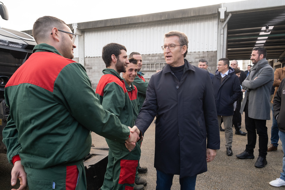 O presidente da Xunta, Alberto Núñez Feijóo, acompañado polo conselleiro do Medio Rural, José González, visita a granxa SAT Busto Corzón.Granxa SAT Busto Corzón, Mazaricos, 10/02/20