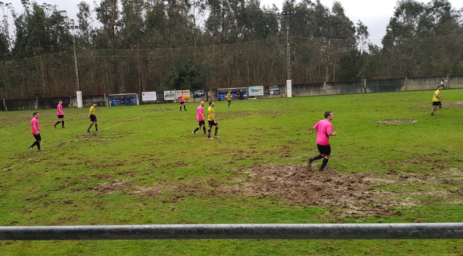 Mal estado do campo da Grixa no Porteno-Ameixenda