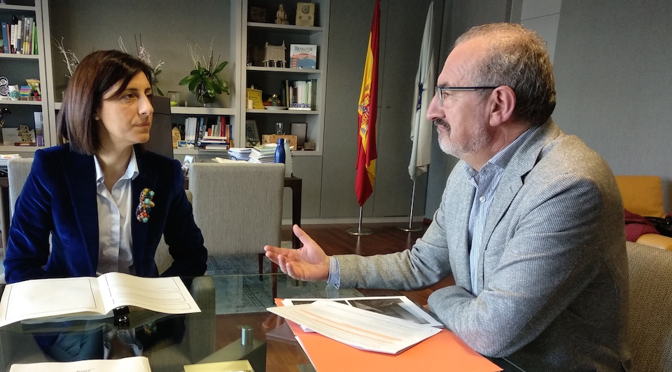 A conselleira Ángeles Vázquez co alcalde de Laxe Perez Anon