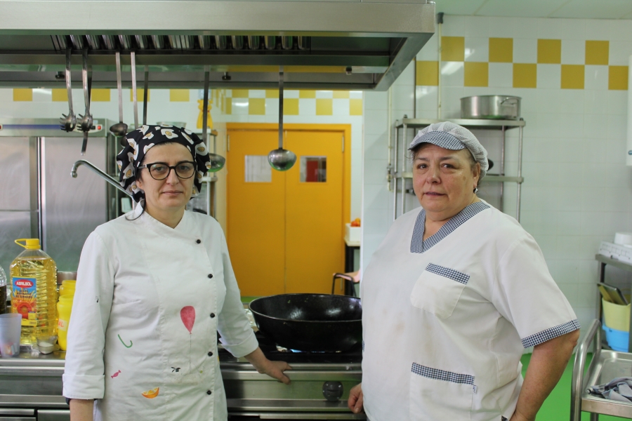 A cociñeira do CEIP OS Muíños, Sandra Varela, coa axudante de cociña, Asunción Mosqueira.