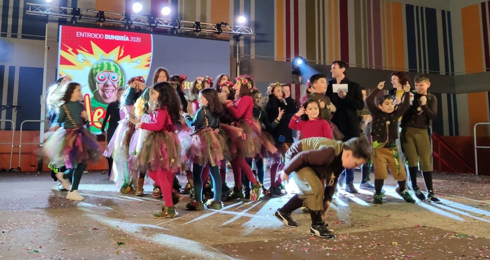 Os Enjominados de See recollendo o primeiro premio do Entroido de Dumbria