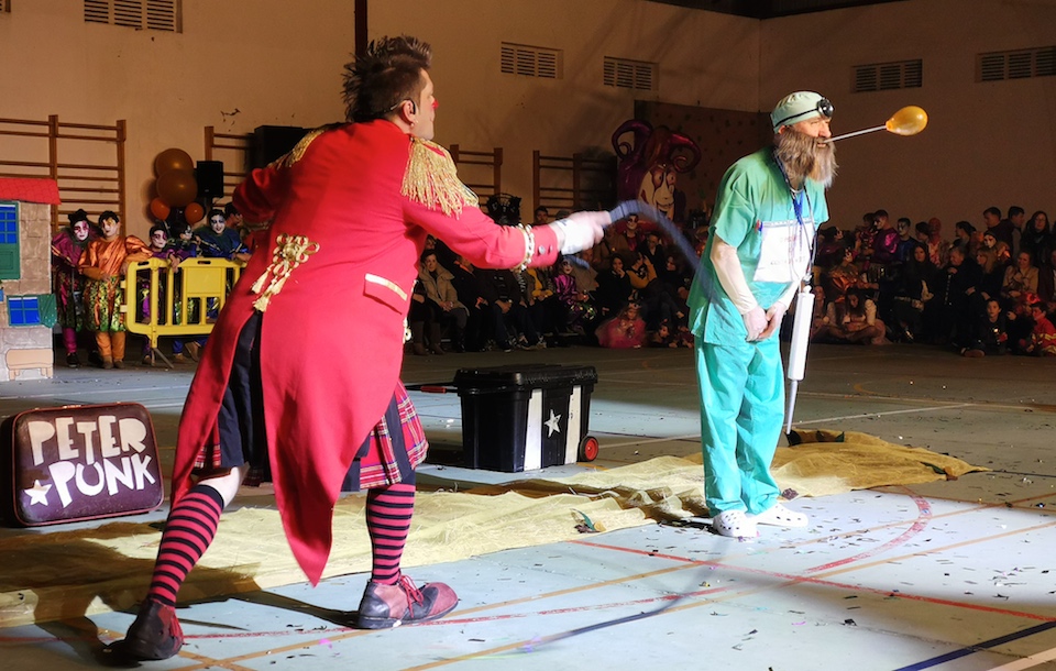 Peter Punk co alcalde de Fisterra facendo estramunias